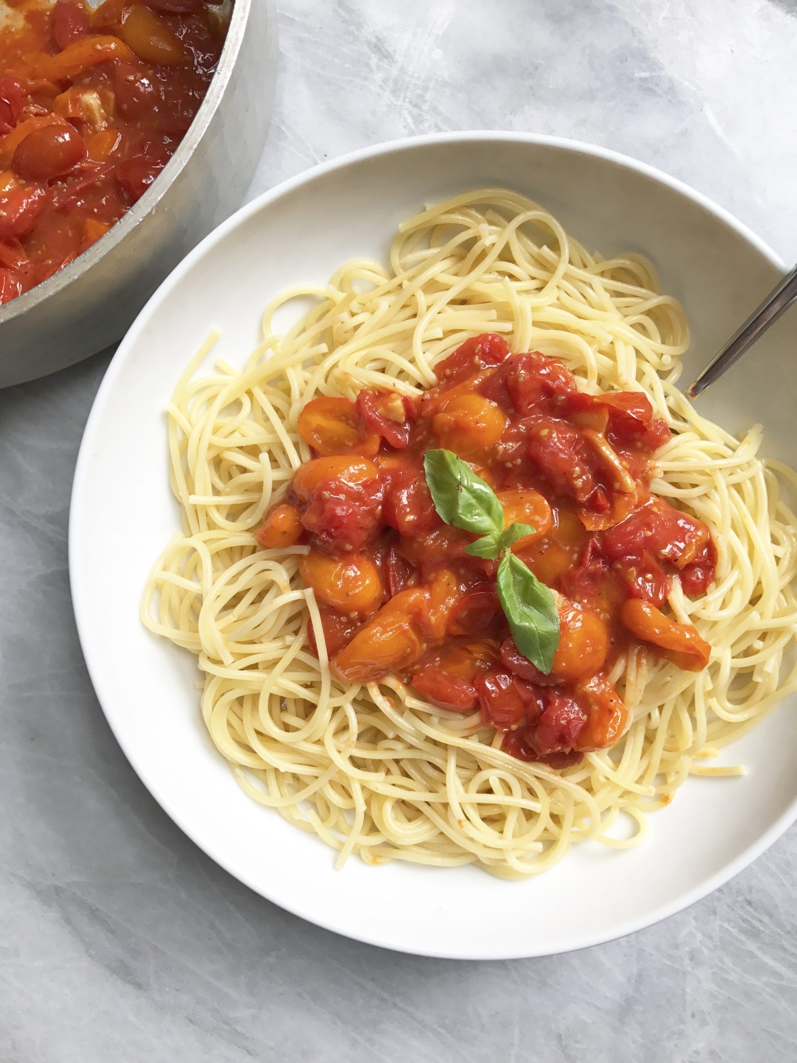 Вкусный соус для пасты. Спагетти по неаполитански. Соусы в маке. Соус для макарон. Макароны с подливой.